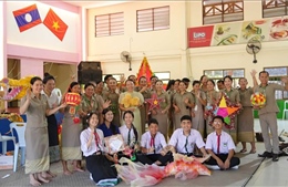 Vui Tết Trung thu, gắn kết Việt - Lào