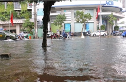 Nhiều tuyến đường ở Long Xuyên ngập nặng sau mưa lớn
