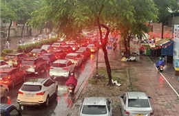 Hà Nội: Nhiều tuyến đường tắc nghẽn cục bộ trong cơn mưa sớm