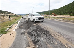 Tuyến đường tại Khu công nghiệp Vân Phong mới làm đã xuống cấp