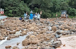 Đèo Lò Xo tiếp tục sạt lở, kẹt xe