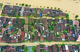 Phố cổ Hội An vẫn ngập trong nước lũ