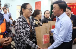 Thường trực Ban Bí thư thăm, tặng quà người dân bị ảnh hưởng do mưa lũ tại Huế