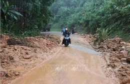 Còn 16 tuyến quốc lộ miền Trung bị ách tắc do ngập, sạt lở