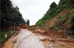 Nhiều điểm sạt lở núi nghiêm trọng, đường Hồ Chí Minh chưa thông tuyến
