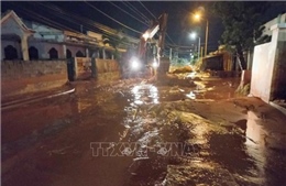 Mưa lớn làm cát tràn xuống Quốc lộ 1A qua Lâm Đồng, giao thông tạm thời gián đoạn