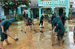 Đà Nẵng: Giúp dân vệ sinh môi trường khắc phục sau mưa lũ