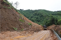 Khẩn trương khắc phục sạt lở trên các tuyến giao thông miền núi Đà Nẵng