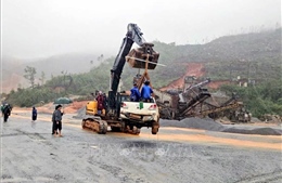 Hà Tĩnh cấm lưu thông trên tuyến đường ven biển do sạt lở nghiêm trọng