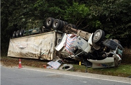 Giải cứu tài xế mắc kẹt, thông xe trở lại sau vụ tai nạn trên đèo Bảo Lộc