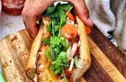 Hàng chục người nhập viện cấp cứu sau khi ăn bánh mì ở quán vỉa hè