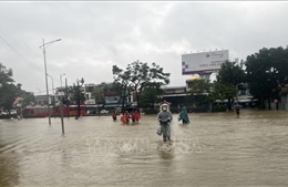 Lực lượng Công an và các nhà hảo tâm hỗ trợ người dân vùng bão lũ tại Huế