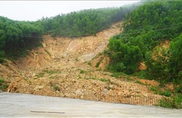 Một số tuyến đường ở Huế còn khó khăn trong lưu thông sau lũ lớn