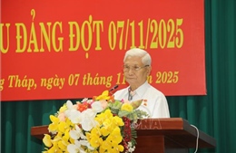 Trao tặng Huy hiệu Đảng cho các đảng viên cao niên