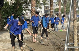 Huy động lực lượng chung tay tổng vệ sinh sau lũ lụt