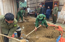 Di chuyển nguyên vẹn 4 ngôi nhà vùng nguy cơ sạt lở núi đến nơi an toàn