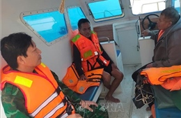 Cứu 3 ngư dân bị chìm tàu cá trên biển 