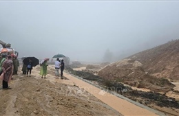 Cảnh sát giao thông Lâm Đồng tham gia cứu hộ vụ sạt lở đèo Khánh Lê