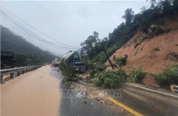 Nạn nhân mắc kẹt được đưa ra khỏi vị trí sạt lở ở đèo Khánh Lê