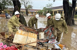 Quân đội tập trung hỗ trợ tái thiết các công trình, ổn định đời sống nhân dân sau mưa lũ 