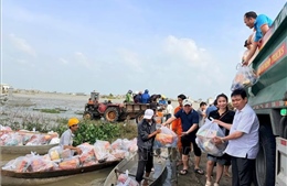 Trong tâm cơn &#39;đại hồng thủy&#39; - Bài 3: Nước lũ rút, tình người dâng cao