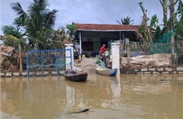 Tiếp thêm nguồn lực, động viên người dân vùng lũ vượt qua khó khăn, thách thức