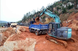 San gạt đất khắc phục sạt lở tuyến đường ven biển Hà Tĩnh