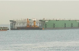 Ụ nổi khổng lồ Green Dock 3 được kéo an toàn qua Kênh đào Suez