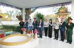 Dâng hương tưởng niệm các anh hùng liệt sĩ tại Lào