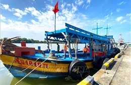 Tạm giữ tàu vận chuyển hơn 100.000 lít dầu trái phép trên biển