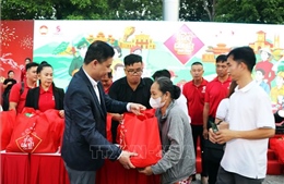 Chương trình 'Chung vị Tết Việt, gắn kết muôn miền': Trao 500 suất quà tặng hộ nghèo, ngư dân 