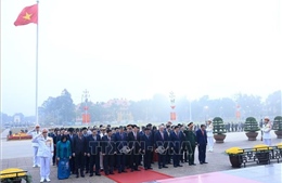 Các đại biểu dự Đại hội XIV của Đảng viếng Chủ tịch Hồ Chí Minh