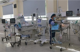 Bé trai mắc uốn ván sơ sinh, nguy kịch do cắt rốn bằng kéo không vô trùng tại nhà