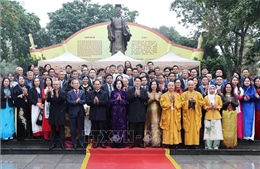 Chủ tịch nước cùng đại biểu kiều bào dâng hương tại Tượng đài Lý Thái Tổ 