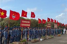 Tết trồng cây giữa trùng khơi Trường Sa