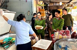 Phát hiện, thu giữ 4 tấn thực phẩm không rõ nguồn gốc