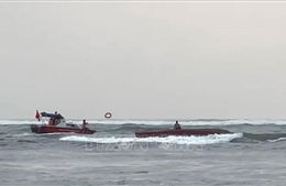 Cứu nạn thành công 5 ngư dân trên tàu cá bị lật 