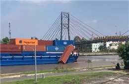 Xử lý phương tiện làm rơi container trên tuyến kênh Chợ Gạo