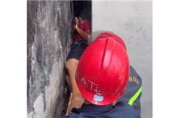 Giải cứu bé trai mắc kẹt trong khe hẹp giữa hai bức tường