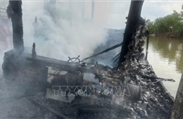 Cháy tàu cá thu mua hải sản tại Cà Mau