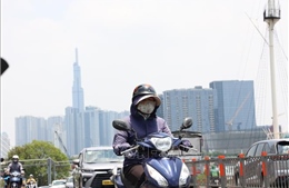 Người dân xoay xở dưới nắng nóng cao điểm ở Thành phố Hồ Chí Minh