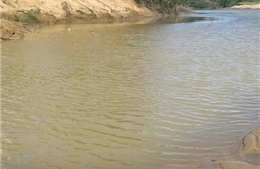 Phụ huynh theo sát, nhắc nhở con em để tránh tai nạn thương tâm