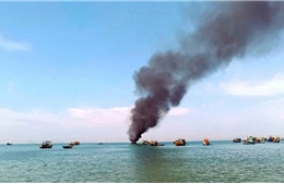 Tàu chở dầu bốc cháy dữ dội, 2 người thoát nạn, 1 người mất tích