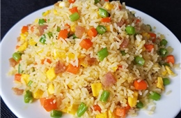 Cơm chiên Dương Châu nghi gây ngộ độc cho 63 học sinh ở Cà Mau