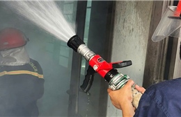 Dập tắt vụ cháy nhà trọ, giải cứu người mắc kẹt trong thang máy