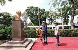Tổng Bí thư, Chủ tịch nước Tô Lâm dâng hoa tại Tượng Chủ tịch Hồ Chí Minh ở Colombo