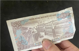 Người dân bức xúc vì phải vượt nắng nóng đến ký nhận vài nghìn tiền hỗ trợ 
