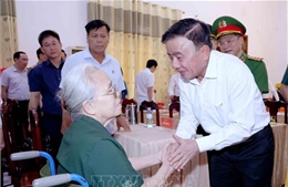 Thường trực Ban Bí thư Trần Cẩm Tú thăm, tặng quà tại Trung tâm Điều dưỡng thương binh Nghệ An