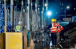 Metro 5 hạ thành công lồng thép 38,5 tấn, bảo đảm an toàn cho cầu vượt Vành đai 1