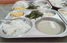 Hà Nội: Yêu cầu làm rõ phản ánh về bữa ăn bán trú không đảm bảo chất lượng